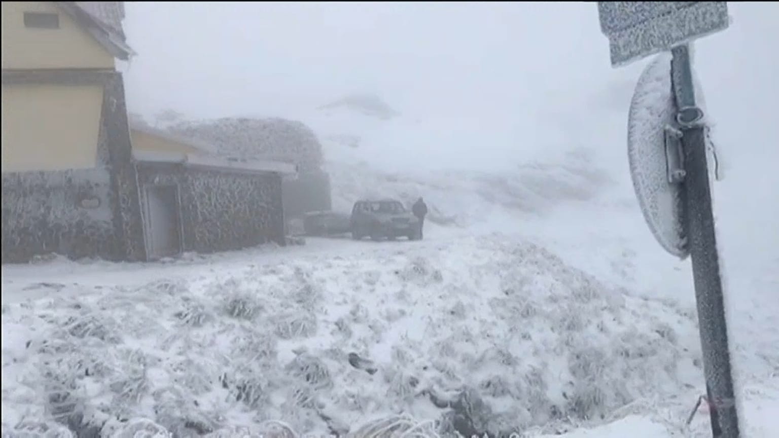 Neve e incêndios no leste europeu