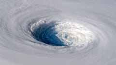 Super-Taifun Trami bewegt sich mit 200km/h auf Japan zu - Satellitenbilder