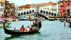 Venedik'te yoğun turist akınına karşı alkol yasağı