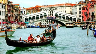 Venedik'te yoğun turist akınına karşı alkol yasağı