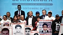 Andrés Manuel López Obrador con familiares de los 43 desaparecidos.