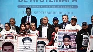 Andrés Manuel López Obrador con familiares de los 43 desaparecidos.