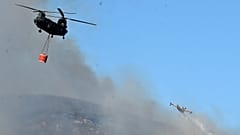 Un canadair et un hélicoptère tentent d'éteindre un incendie en Italie