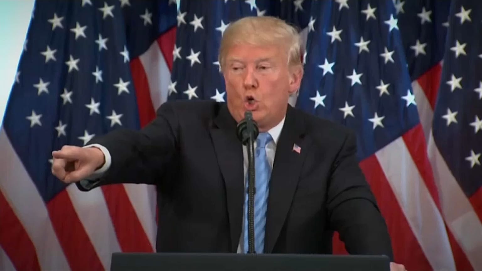 Trump llama "señor kurdo" a un periodista, los kurdos le defienden