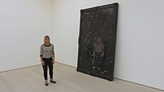 "Black Mirror, el arte como sátira social", un espejo de nuestras locuras en la Galería Saatchi
