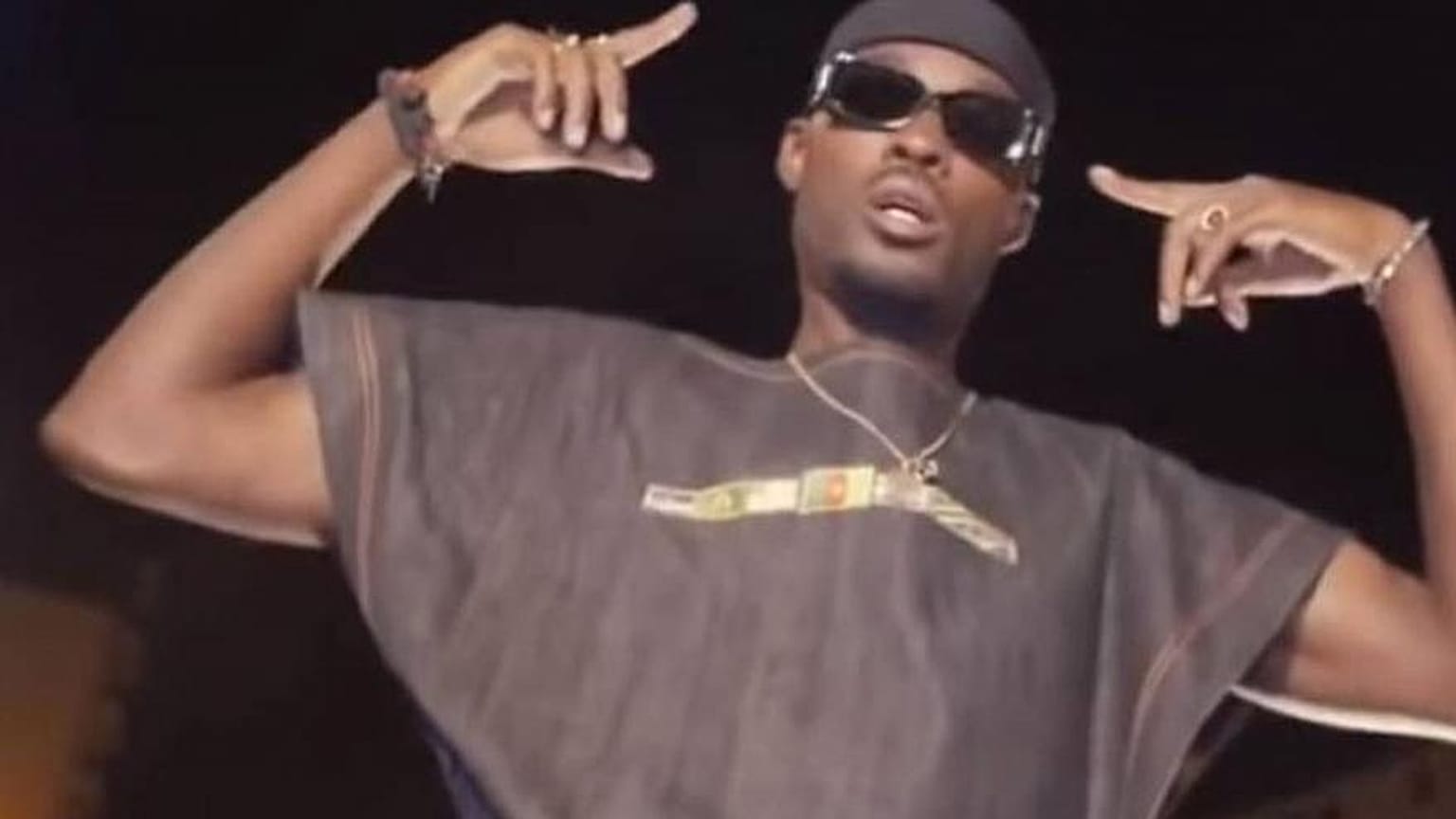 "Impiccare i bianchi": le parole di una canzone rap scatenano una polemica in Francia