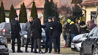 Rendőrök a februári gyilkosság helyszínén
