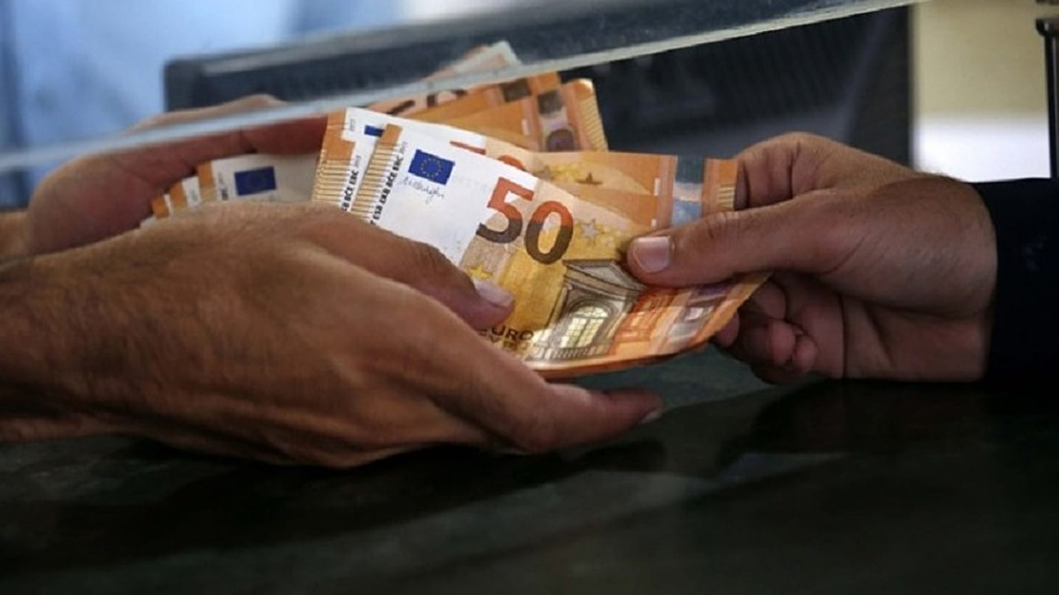 Ελλάδα: Πλήρης άρση περιορισμών σε αναλήψεις και κινήσεις κεφαλαιών