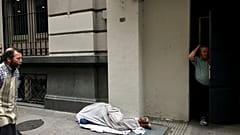 Una persona durmiendo en la calle en el distrito financiero de Buenos Aires