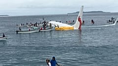 Avião falha pista e acaba no mar na Micronésia