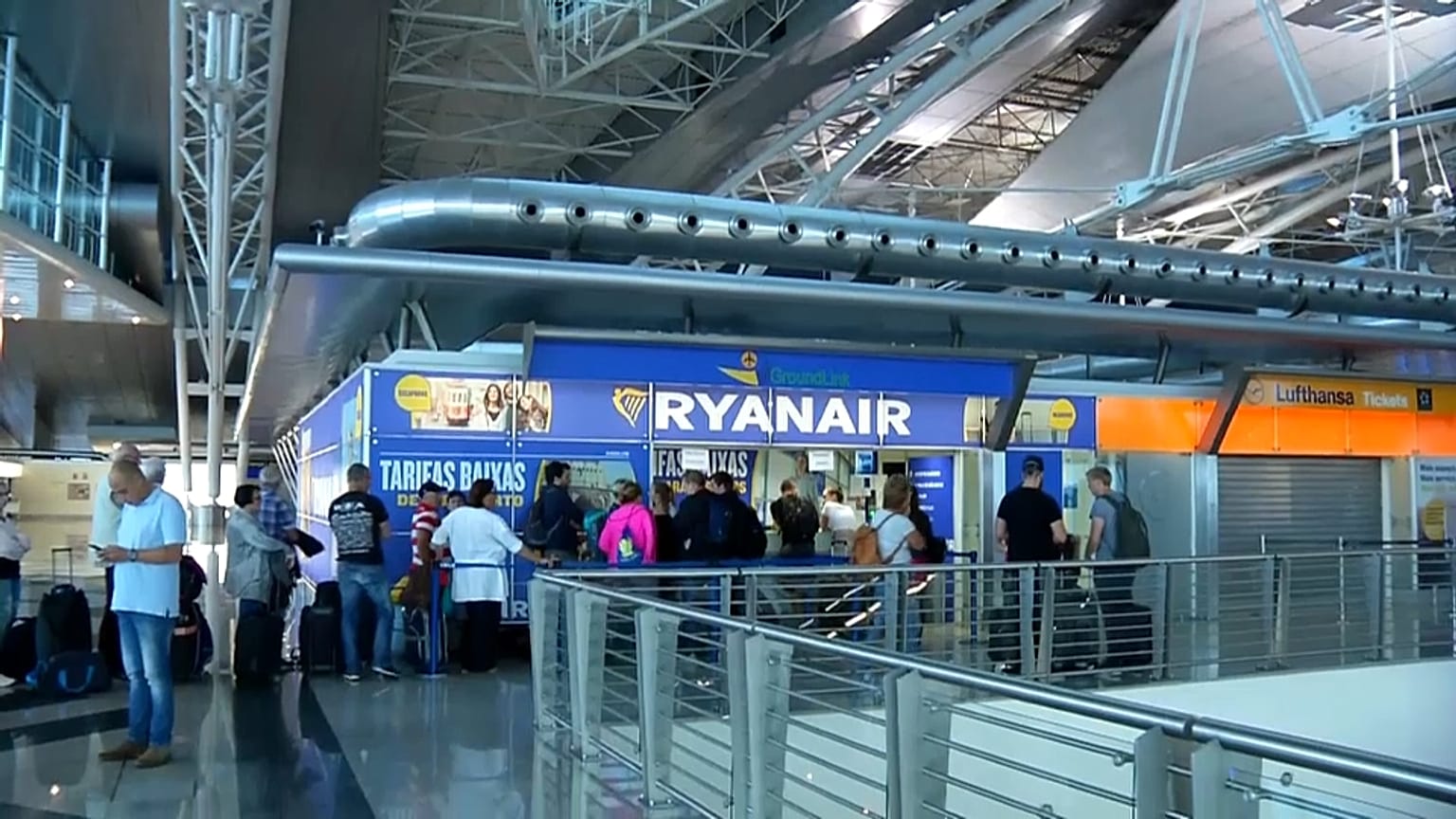 Ryanair, çalışanların grevi yüzünden 250 uçuşu iptal etmek zorunda kaldı