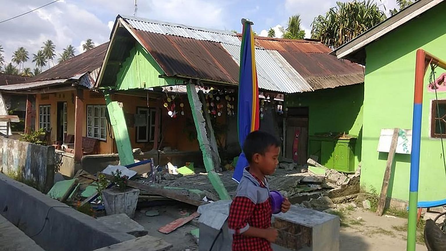 Endonezya'da 7.7 şiddetinde depremin ardından Tsunami dalgaları 2 metreye ulaştı