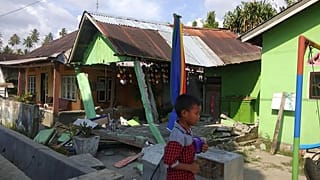 Endonezya'da 7.7 şiddetinde depremin ardından Tsunami dalgaları 2 metreye ulaştı