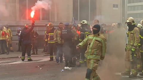 Manguerazo para dispersar a los manifestantes