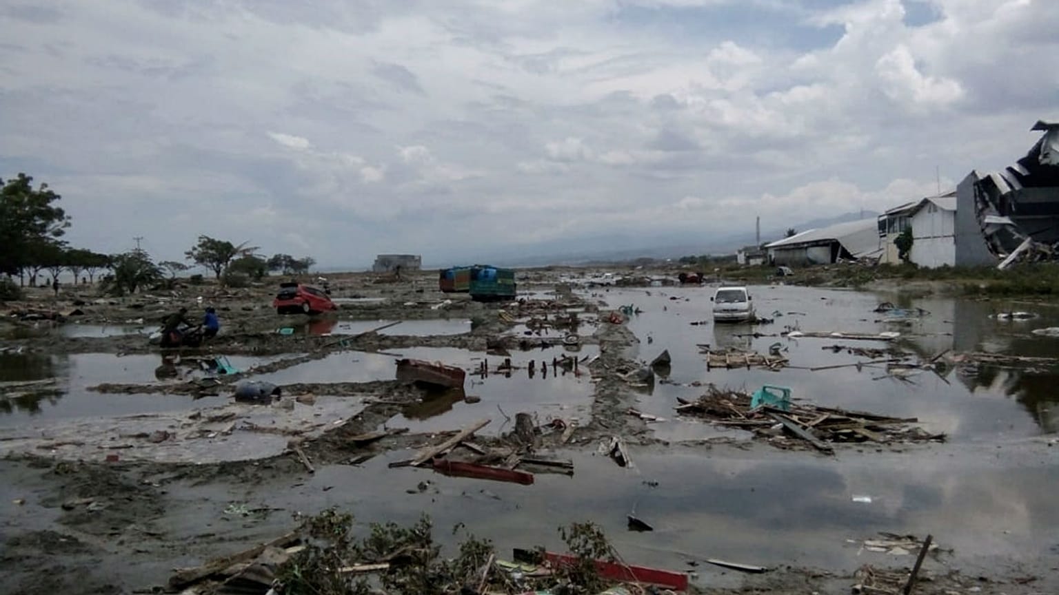 Endonezya'daki depremde bilanço ağırlaşıyor: En az 384 ölü