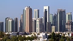 بلومبيرغ: هل تفقد قطر لقب أغنى مكان في العالم؟