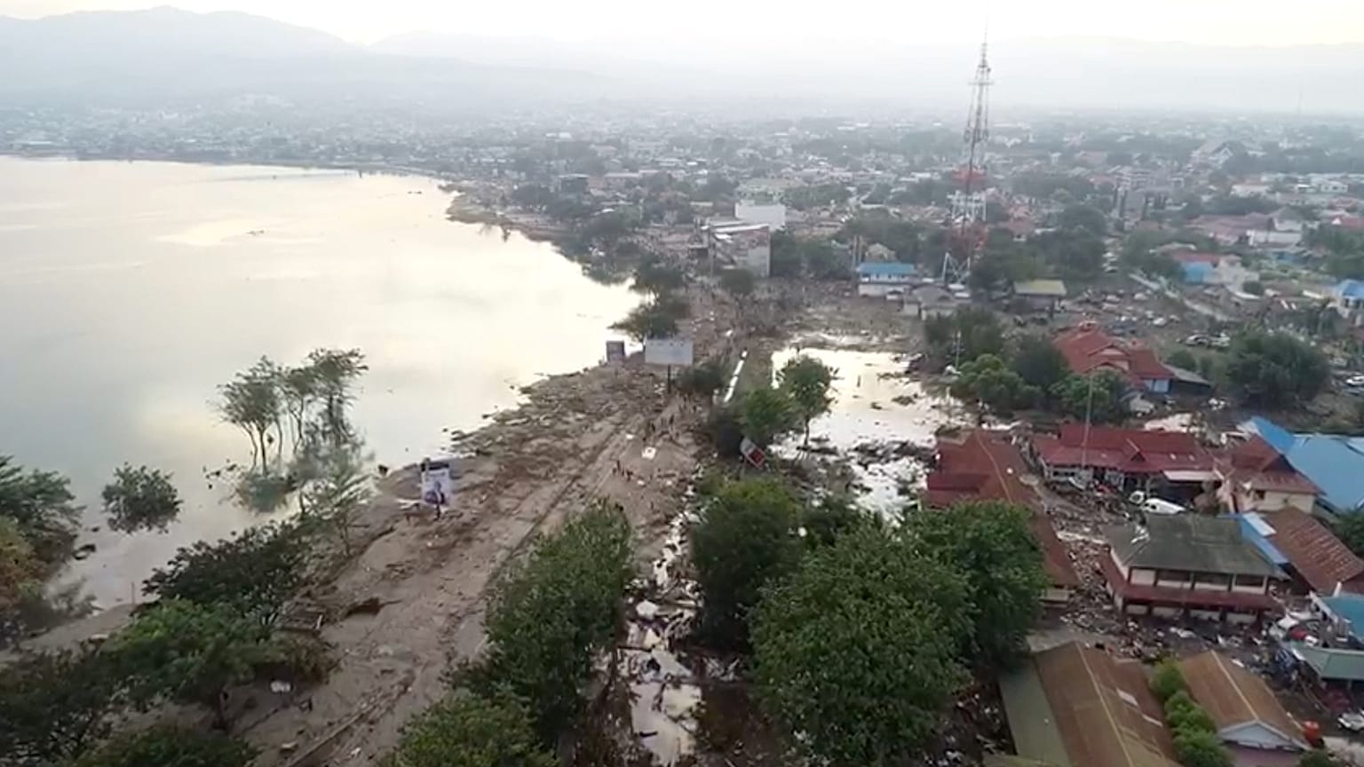 Séisme et tsunami en Indonésie : plus de 832 personnes sont mortes