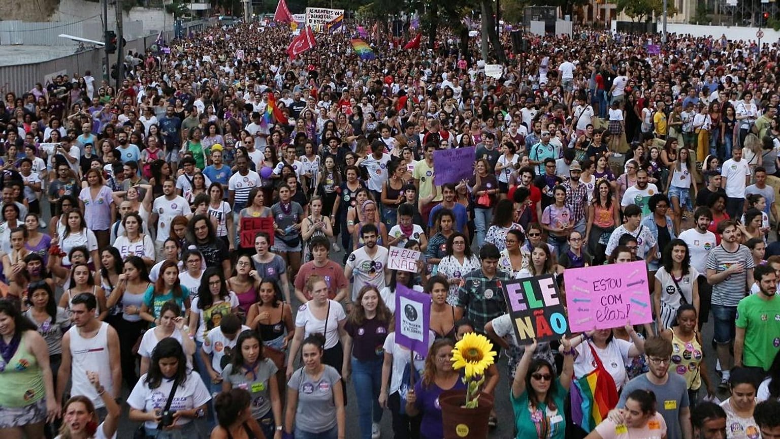 Mulheres aos milhares contra Bolsonaro 