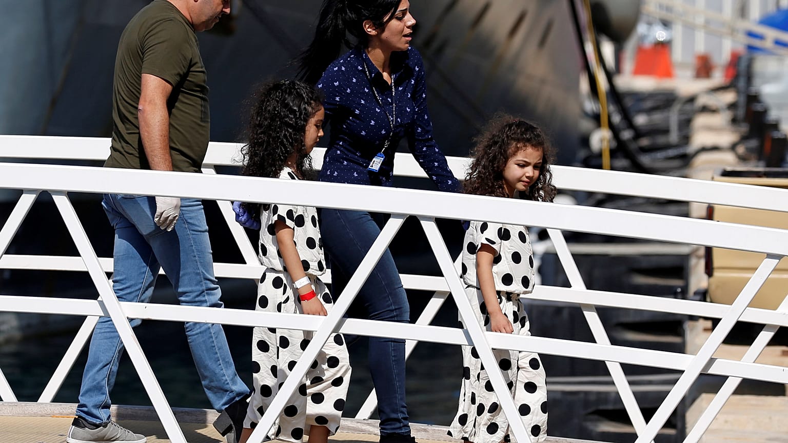 «Πάτησαν στεριά» οι μετανάστες του Aquarius