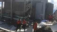 Equipas de salvamento numa corrida contra o tempo em Celebes