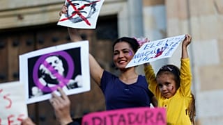 Des femmes manifestent contre Jair Bolsonaro au Brésil