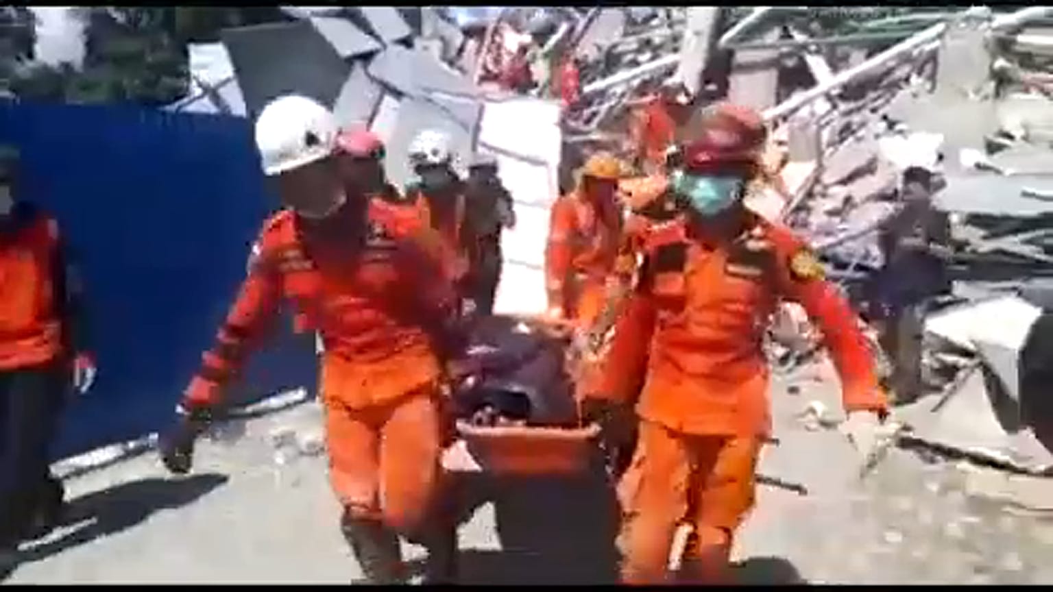 Sismo na Indonésia: as difíceis tarefas de resgate 