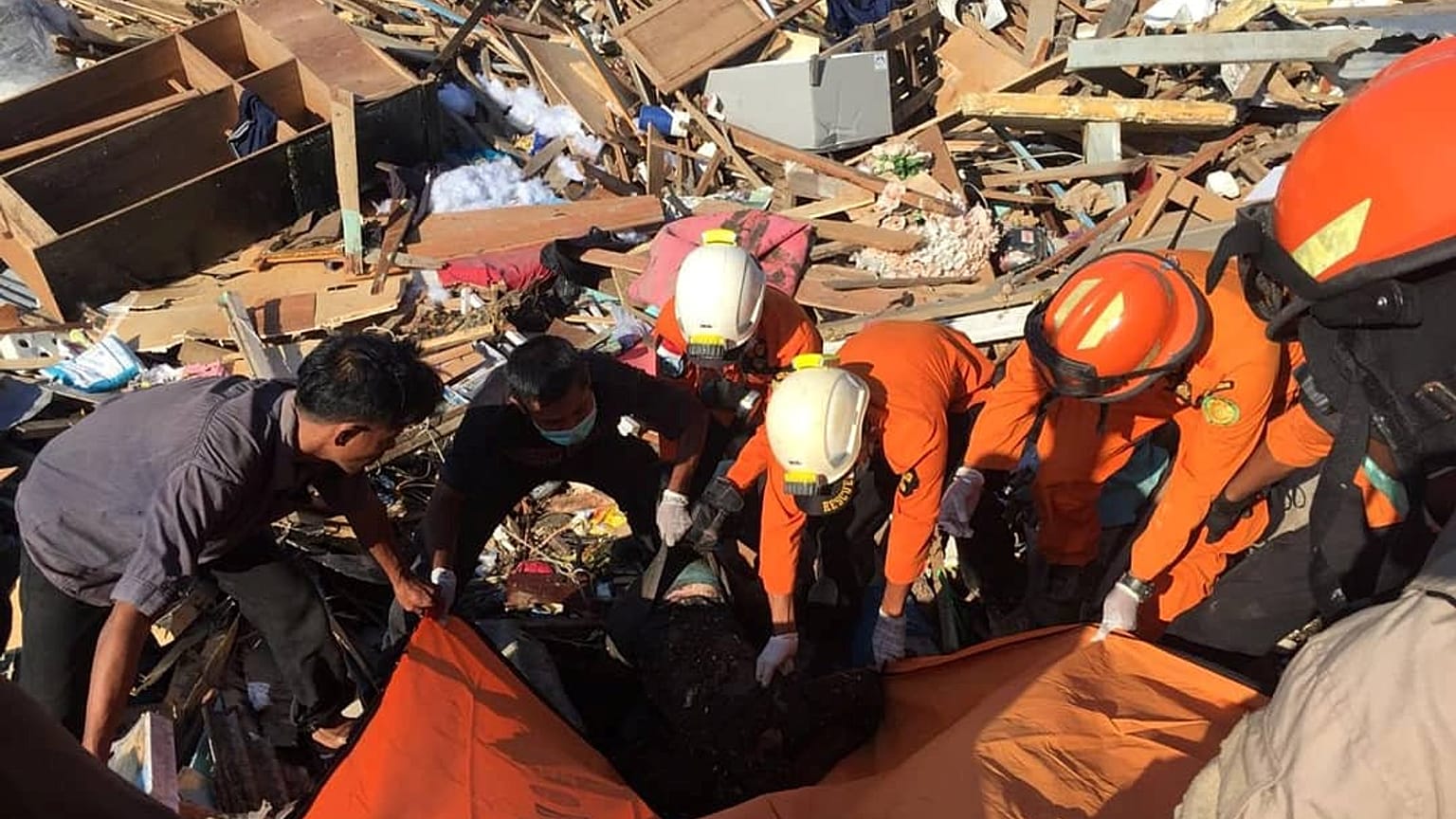 Endonezya: Deprem ve tsunami kurbanları toplu mezarlara gömülüyor 