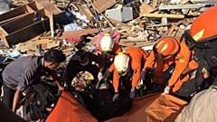 Endonezya: Deprem ve tsunami kurbanları toplu mezarlara gömülüyor 