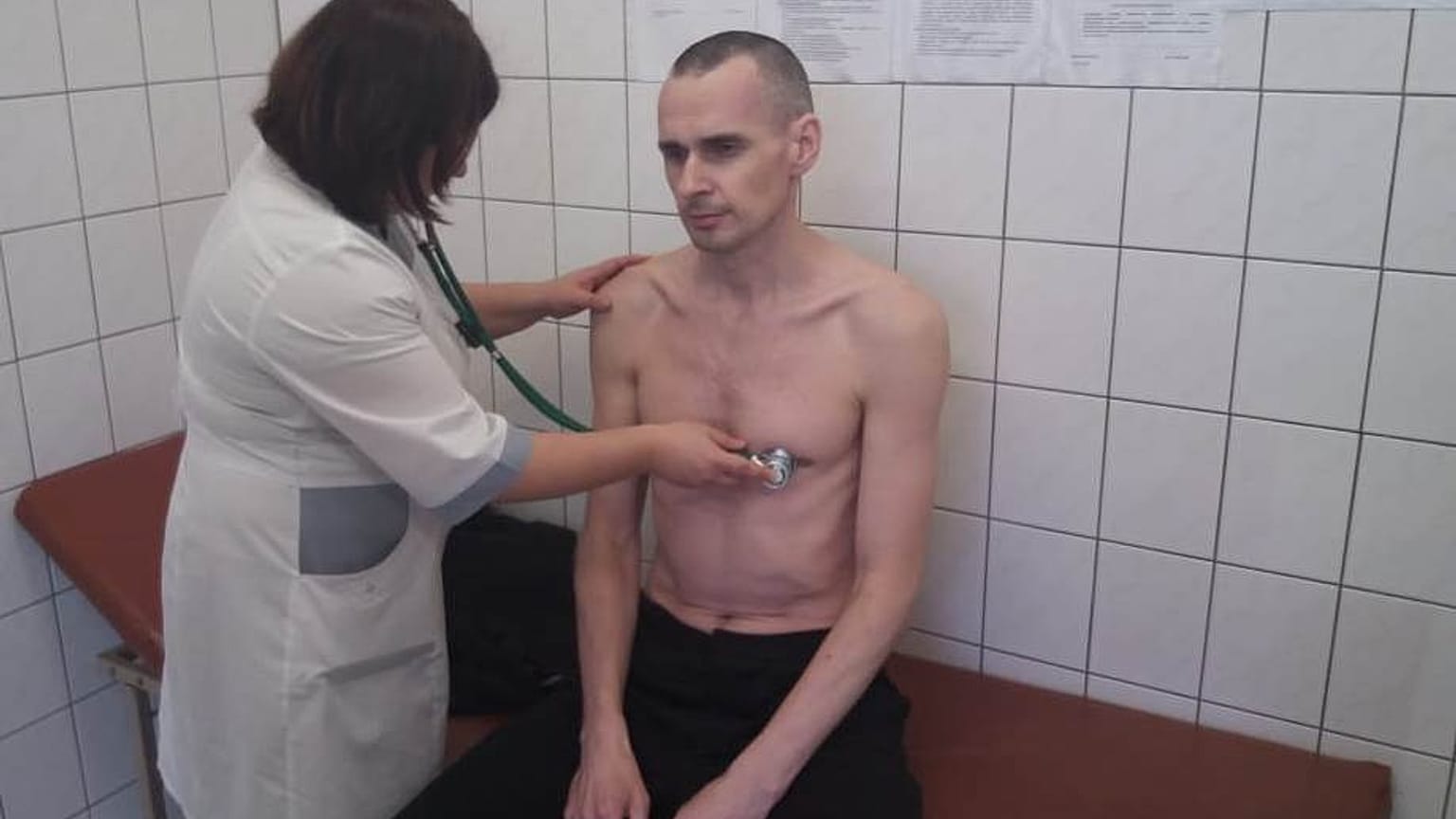 Russie : Oleg Sentsov aurait recommencé à s'alimenter