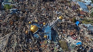 L'Indonésie enterre ses premiers morts après le tremblement de terre et le tsunami
