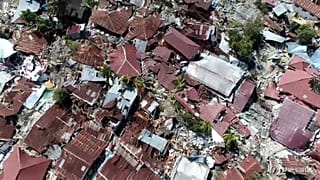 Vítimas mortais enterradas em valas comuns na Indonésia