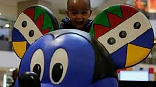 Mickey Mouse 90. yaşını Afrikalı görünümü ile kutladı