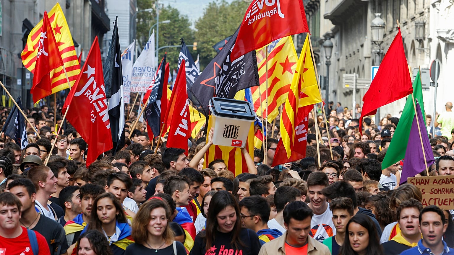 Miles de estudiantes proindependencia toman el centro de Barcelona