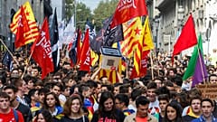 Miles de estudiantes proindependencia toman el centro de Barcelona