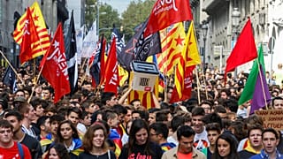Miles de estudiantes proindependencia toman el centro de Barcelona
