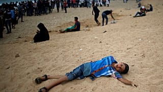 شاهد: إصابة العشرات من الفلسطينيين برصاص البحرية الإسرائيلية