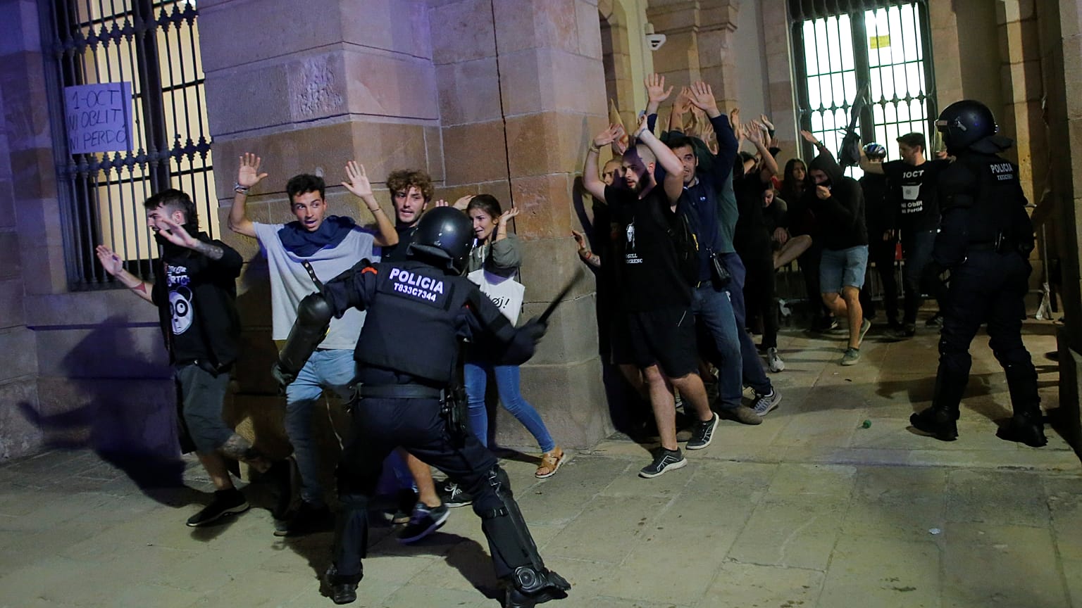 Aniversario del 1-O: Los Mossos cargan para evitar la toma del Parlament