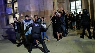 Aniversario del 1-O: Los Mossos cargan para evitar la toma del Parlament