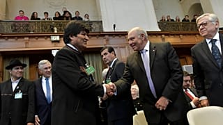 Evo Morales président bolivien salue le représentant chilien à l'ONU