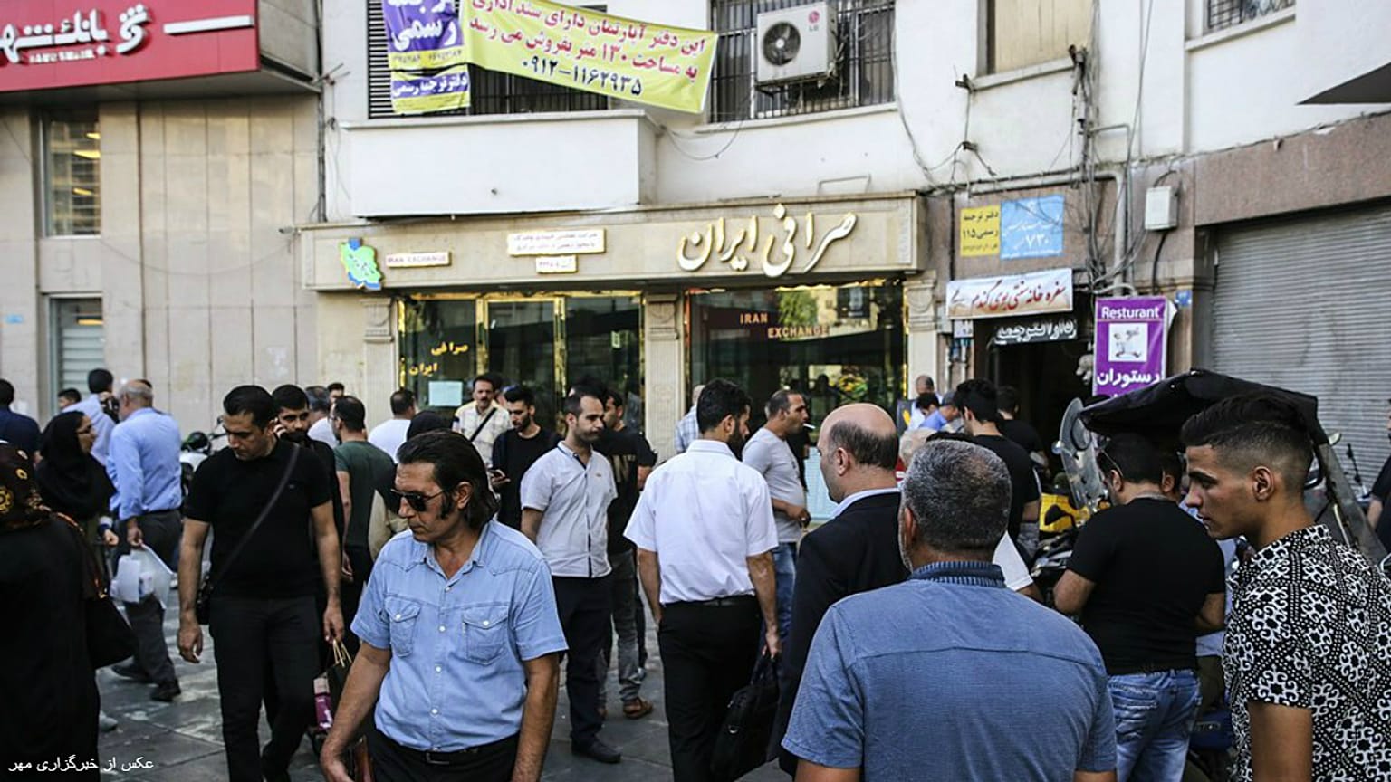 هجوم مردم برای فروش دلارهای خانگی؛ ثبات بازار یا جو روانی؟ 