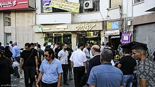 هجوم مردم برای فروش دلارهای خانگی؛ ثبات بازار یا جو روانی؟ 