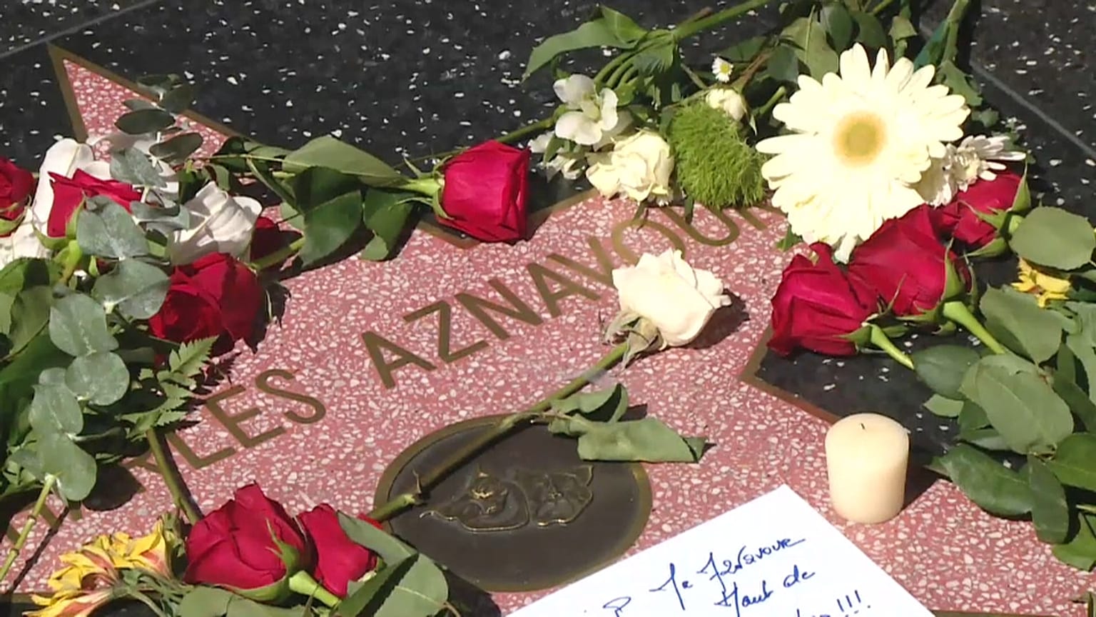 O mundo chora por Charles Aznavour