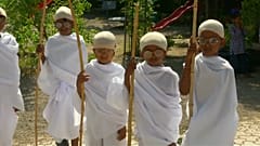 Los niños indios se visten de Gandhi para celebrar el 149º aniversario de su nacimiento