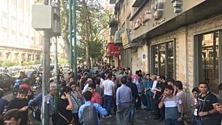 خرید و فروش ارز توسط دلالان در خیابان‌های تهران