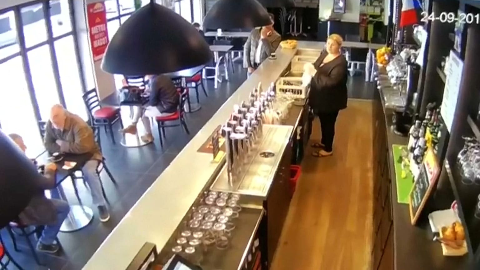 Cavalo entra num bar