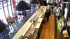 Cavalo entra num bar