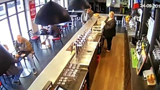 Cavalo entra num bar