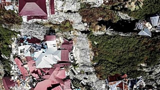 Ινδονησία: Ξεπέρασαν τους 1.400 οι νεκροί 