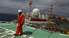 Trabalhador no topo da exploração P-66 junto à bacia de Santos, no Rio