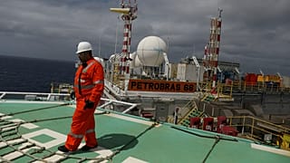 Trabalhador no topo da exploração P-66 junto à bacia de Santos, no Rio